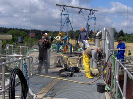 Spezialtaucher im Faulturm