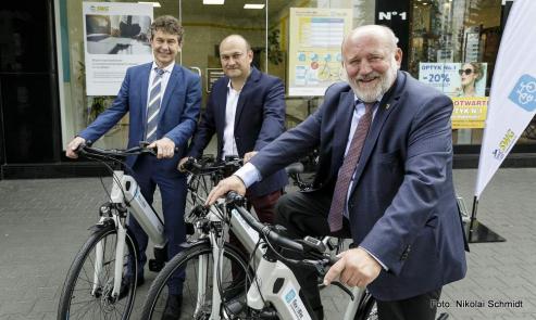 Bild zu E-Bikes der Stadtwerke auf beiden Seiten der Neie