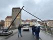 Der Herrenhuter Stern wird erstmalig an der Altstadtbrck montiert.