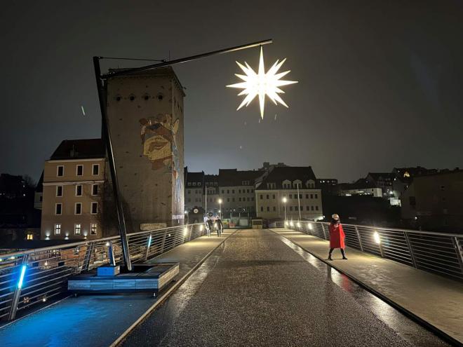 Der Herrnhuter Stern leuchtet erstmals auf der Altstadtbrcke.