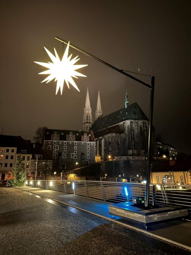 Der Herrnhuter Stern, Symbol fr den Stern zu Bethlehem, ist auch bekannt dafr, Grenzen zu berwinden. 