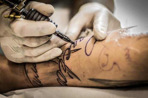 Farbvielfalt unter der Haut: Die Welt der Tattoo-Kunst 