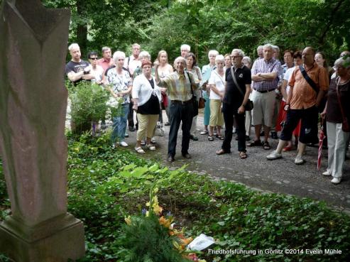 Friedhofsfhrung endet im Platzregen