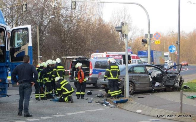 Bild zu Citron kollidiert erst mit Lkw und dann mit Laternenmast