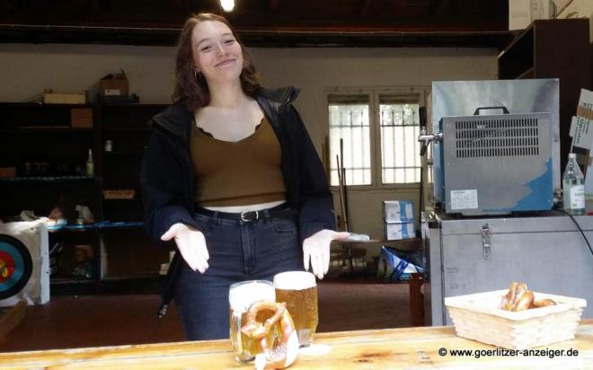 Gut sitzen und "Vortreffliches Sommerbier" trinken