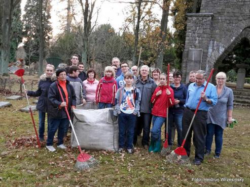 Mormonen helfen auf dem Grlitzer Friedhof